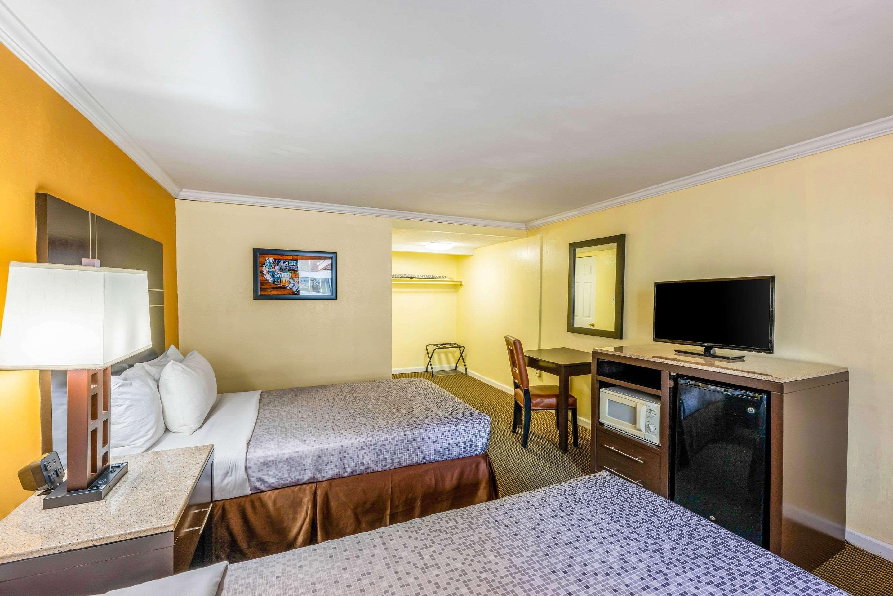 Econo Lodge Beach And Boardwalk Atlantic City Exterior photo
